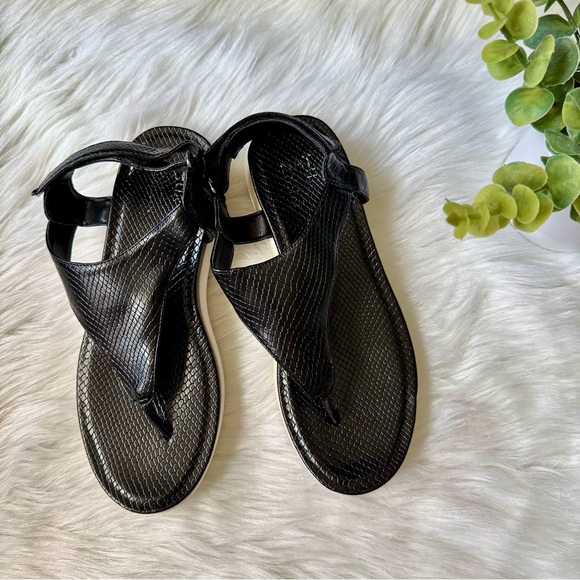 Naturalizer Meghan Black Faux Snakeskin Textured Thong Sandals Size 7.5 - Picture 15 of 16